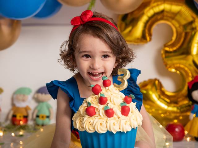 Infantil e Família de Smash the cake Ana Luiza 3 anos - Branca de Neve