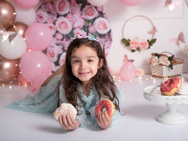 Infantil e Família de Lívia 5 anos - tema flores e donuts