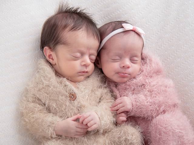 Newborn de Newborn gêmos Isabella e Arthur