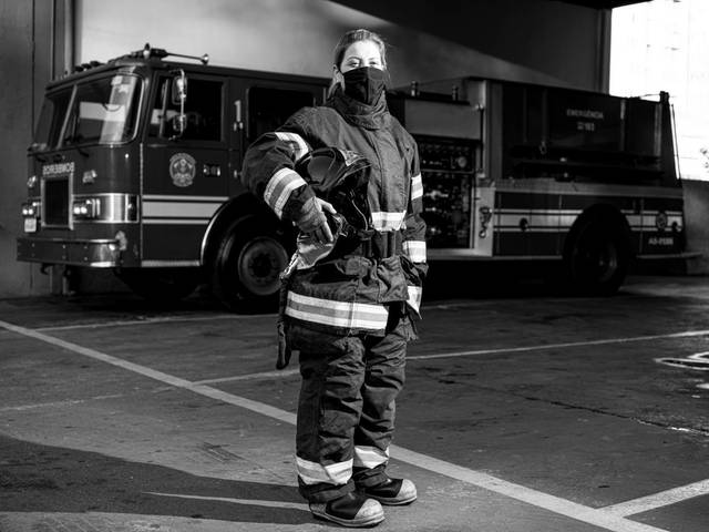 TRABALHADORES ESSENCIAIS de TRABALHADORES ESSENCIAIS