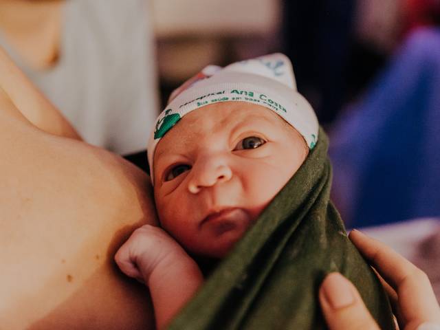 Fotografia de Parto Domiciliar de Boas vinda ao Miguel