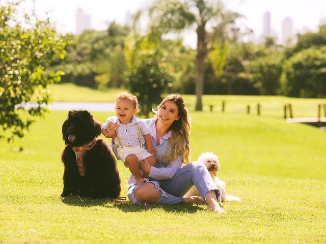ENSAIO FAMÍLIA de Ensaio de família - mamãe, filho e cachorros