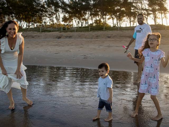Família de Ensaio Afetivo de Família | Ensaio Fotográfico em Guriri | Abraço na Alma Bia, Wellington, Mariana e Gabriel