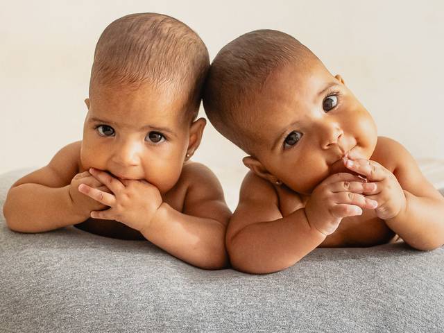 Acompanhamento de Bebê de Acompanhamento de Bebê - 4 meses | Ensaio Fotográfico Afetivo em São Mateus | Nivia e Maria