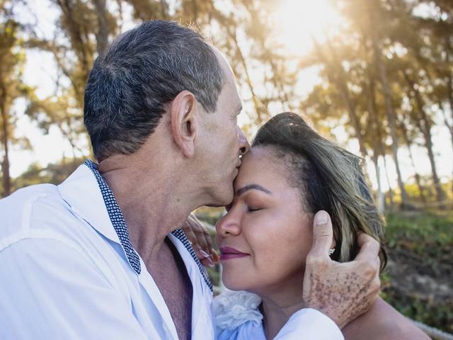 Casal de Ensaio Fotográfico Afetivo de Casal no Bosque da Praia em Guriri - ES | Leda e Maurílio