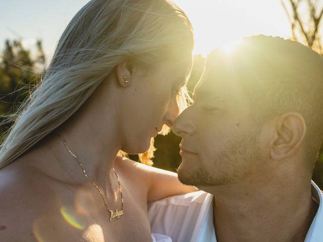 Casal de Ensaio Fotográfico Afetivo de Casal no Bosque da praia em Guriri - ES | Madhyone e José
