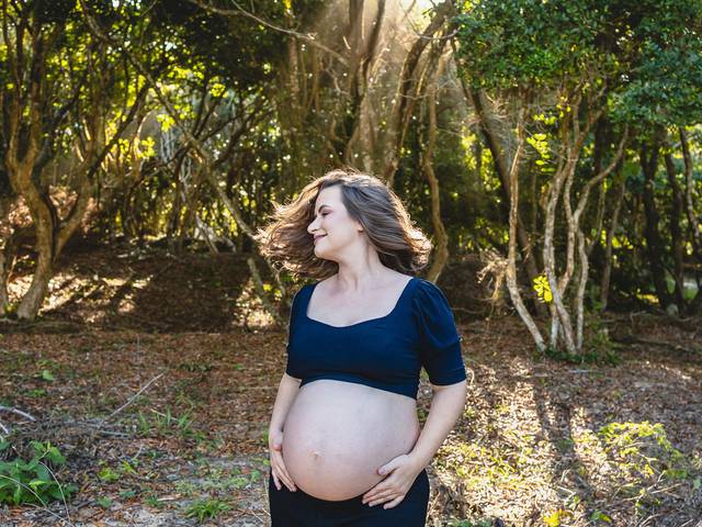 Gestante de Ensaio Afetivo de Gestante | Ensaio Fotográfico no Bosque da Praia em Guriri | Espera de Vicente