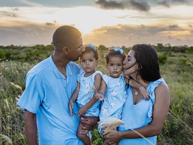Família de Ensaio Afetivo de Família Gêmeas Nívia e Maria - 2 anos | Ensaio Fotográfico em Bosque da Praia Guriri | Marília