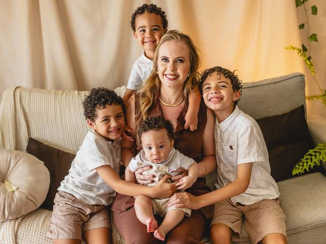 Família de Ensaio Fotográfico Afetivo de dia das Mães em Estúdio casa de luz natural | Sernamby em São Mateus - ES | Valeria