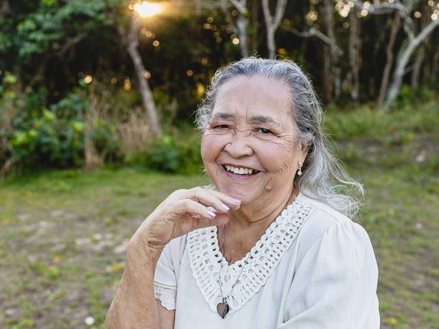 Feminino de Ensaio Feminino Afetivo de Aniversário - 80 anos |  Ensaio Fotográfico no Bosque da Praia - Ilha de Guriri - ES | Maria