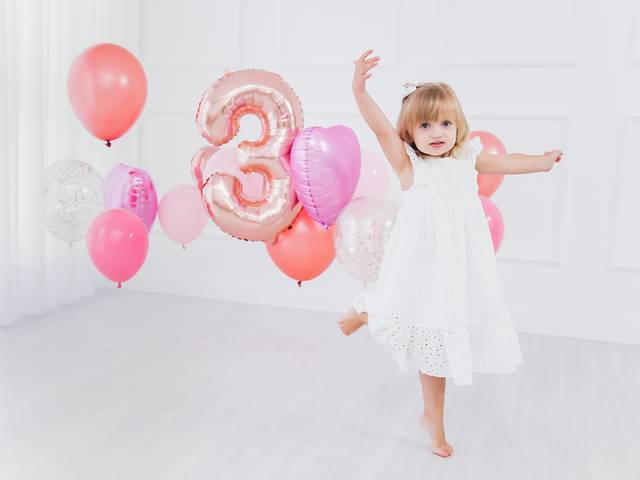 Infantil de Manuela dançando e cantando 'Lerigou'