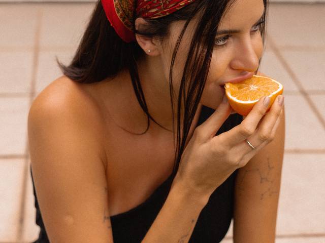 Retrato femenino en estudio de Loja Mudha
