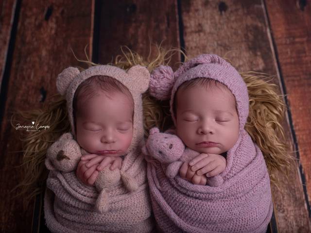 Newborn de Ensaio newborn gêmeas - Laura & Luara