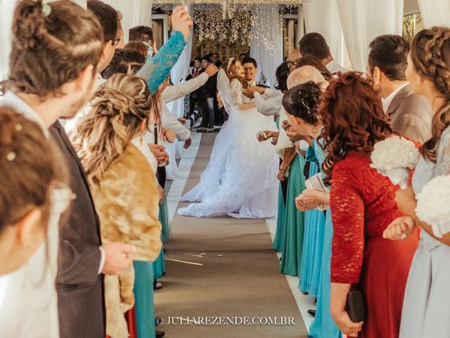 Dia de Camilla e Roni: Casamento Radiante num Domingo de Sol