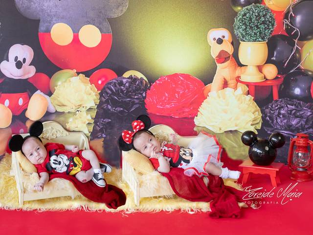 Crianças de 2 mês Gêmeos HRH