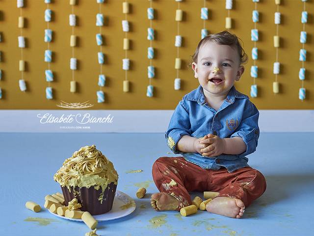 Bebê de Destuindo bolo - 1 ano do Lorenzo