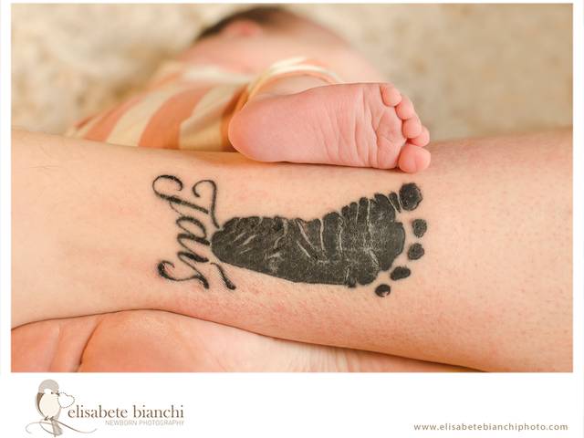 Newborn de Pé Newborn tatuado e fotografado - Taís