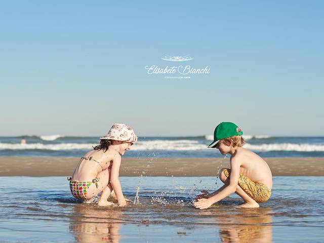 Criança de Crianças na praia