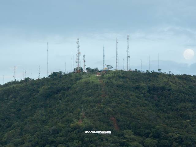 Serra do Estrondo Paraíso do Tocantins de Serra do Estrondo em Paraíso do Tocantins com a Lua ao anoitecer