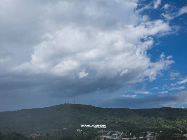 Serra do Estrondo Paraíso do Tocantins de Serra do Estrondo com céu dramático e contraste entre chuva e tempo aberto em Paraíso do Tocantins