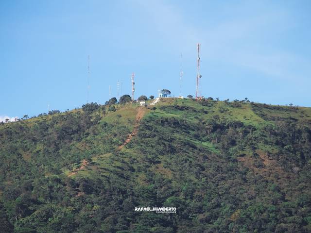 Serra do Estrondo Paraíso do Tocantins de Serra do Estrondo em Paraíso do Tocantins em 2011: Vista do Topo da Serra e da Capela