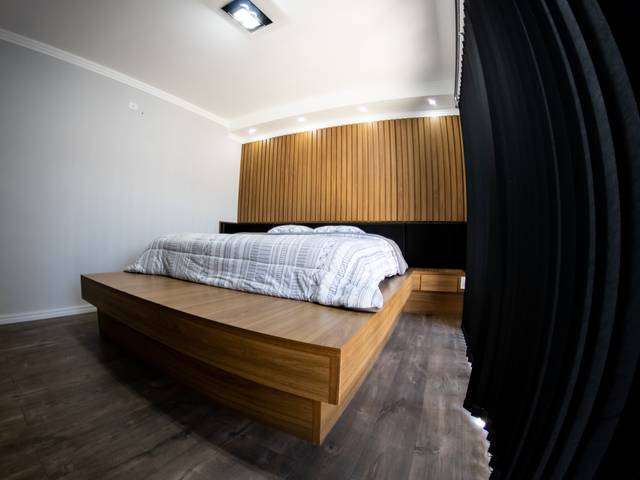 Dormitórios de casal de Cama Tatame e painel ripado