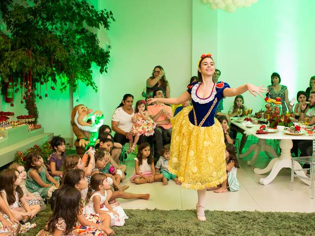 Família de Luiza - no jardim encantado da Branca de Neve e Sete Anões