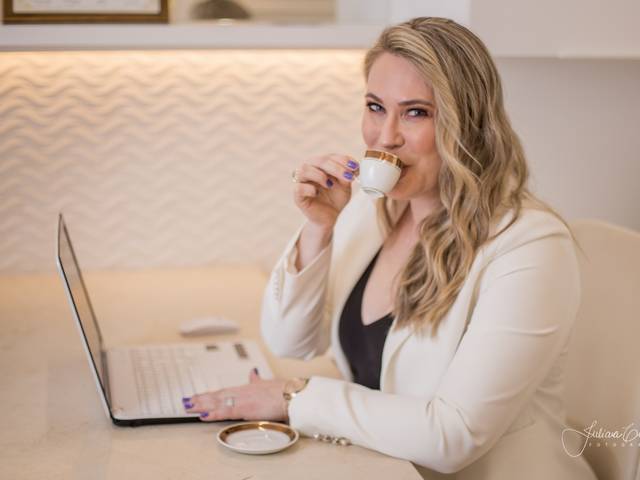 Ensaio perfil profissional de Dra. Larissa Schütz