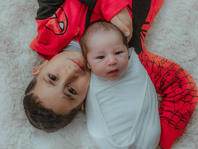 Ensaio newborn  de Ensaio com os irmãos