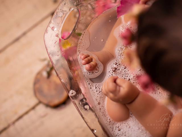 Bebê de 4 a 12 Meses de Ensaio de Bebê na Banheira com Flores | Beatriz 11 meses