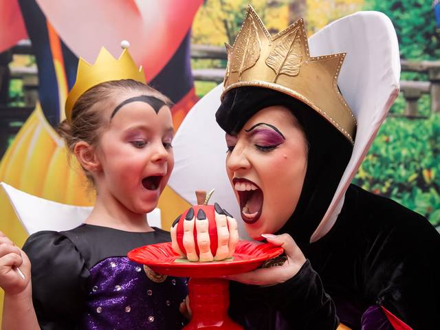 Gestante de Sarah e sua Rainha Má, Malévola