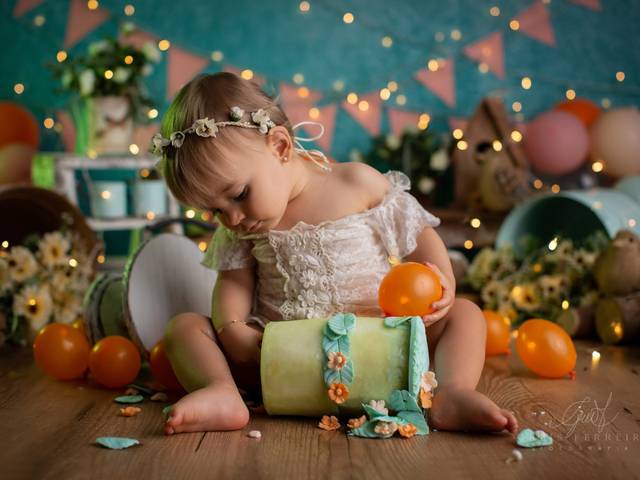 Smash the Fruit de Smash the Fruit Jardim Encantado da Helena |  Ensaio de bebê de 1 ano