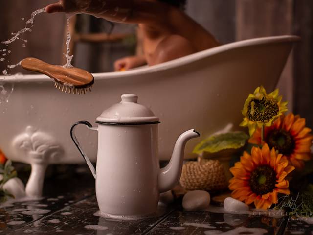 Criança de Hora do banho na banheira vitoriana e girassóis