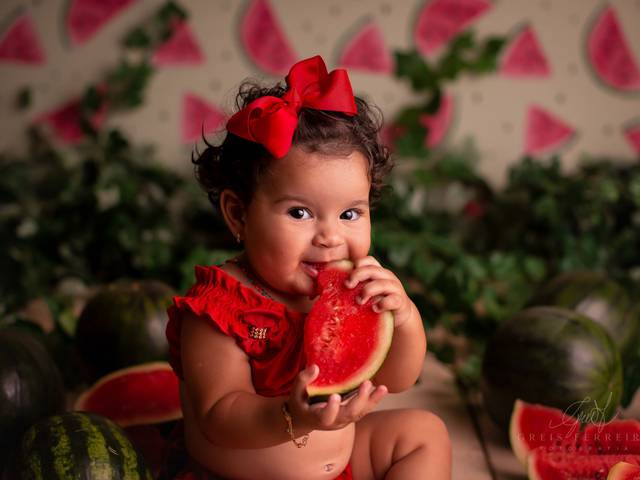 Bebê de 4 a 12 Meses de Ensaio de Bebê com Melancia
