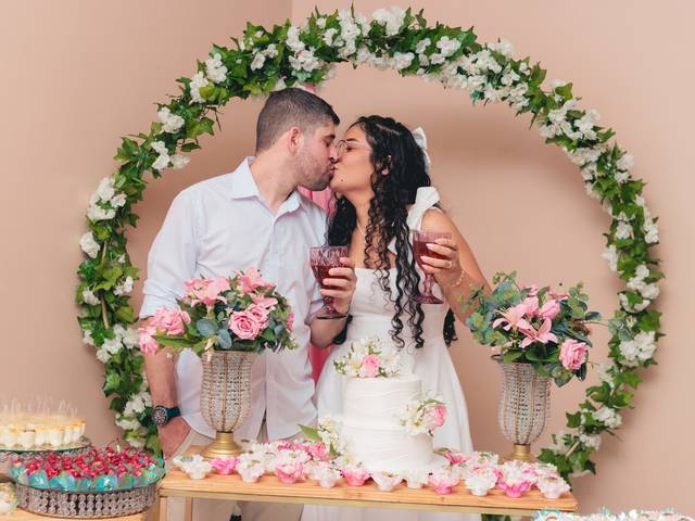 Casais de Laura & Rômulo: Um Casamento com Alma Leve e Coração em Festa