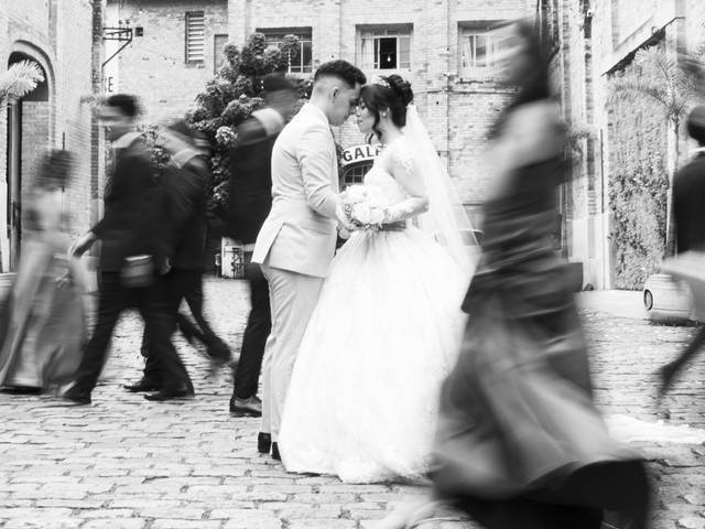 Casais de Casamento de Rebeca e Hugo | Uma aliança abençoada por Deus no Villaggio Europeo