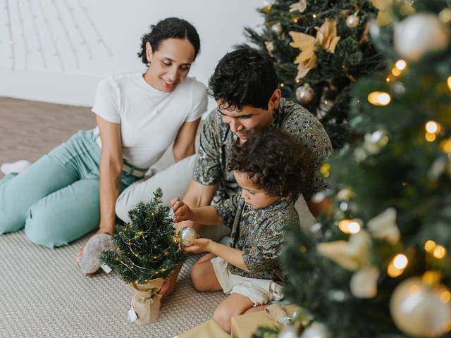 FAMILY of Christimas: Bruna, Miguel, and Salvador