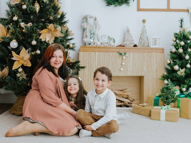 FAMILY of Christimas: Viktoria, Stefan, and Anna