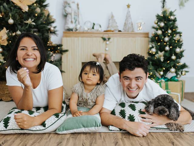 FAMILY of Christimas: Cris, Denis, Linda and Nala