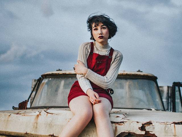 Retratos Femininos de Monique - Retrato no Ferro Velho 