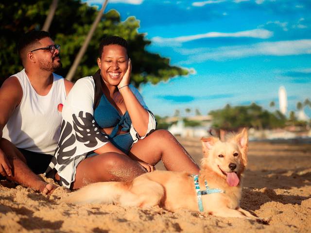 Gestante e Família de Sob o Sol Dourado: A Doce Expectativa de Moisés nas Fotografias de Milly & Lucas em Praia do Forte