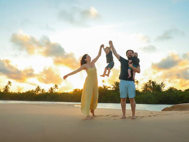 Gestante e Família de Família Seraphim – Um pôr do sol inesquecível na Praia do Forte