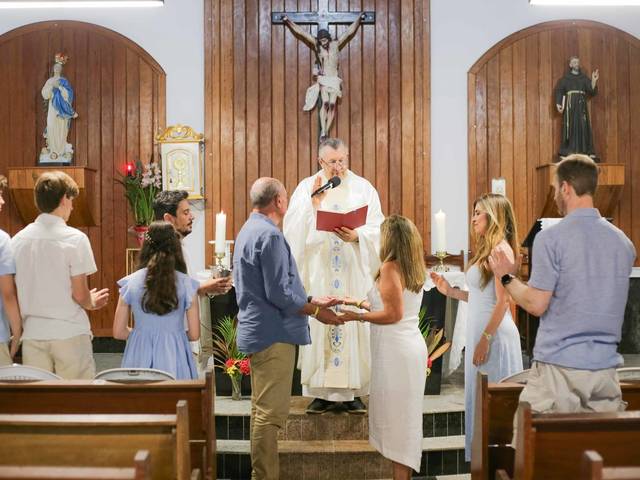 Bodas de Ouro de 50 Anos de Amor ao Som do Mar: As Bodas de Ouro de Tânia e Cláudio na Praia do Forte