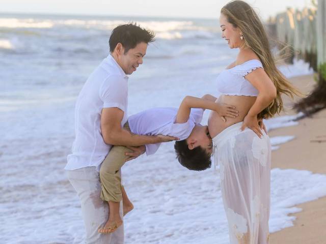 Gestante e Família de À Doce Espera de Mia: Amor, Alegria e Ondas Fortes no Ensaio da Família em Praia do Forte