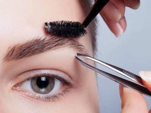 Design de sobrancelhas  de Design com pinça 