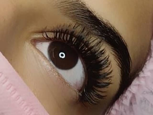 extensão de cilios de volume molhado