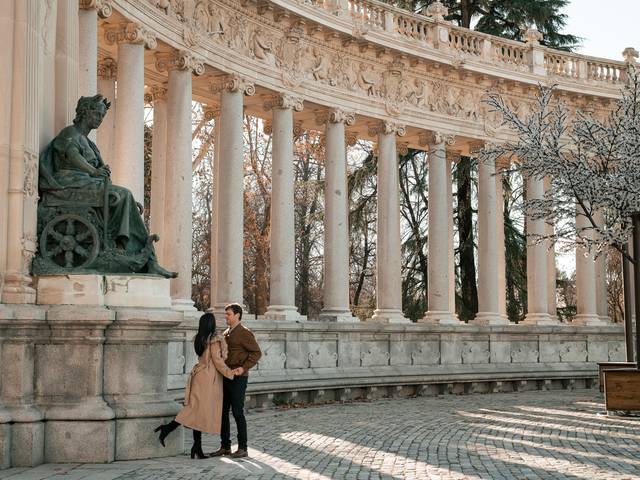 Bodas de Descubre la historia de Laís y Rodolfo en Madrid: una sesión de preboda inolvidable en el Parque El Retiro