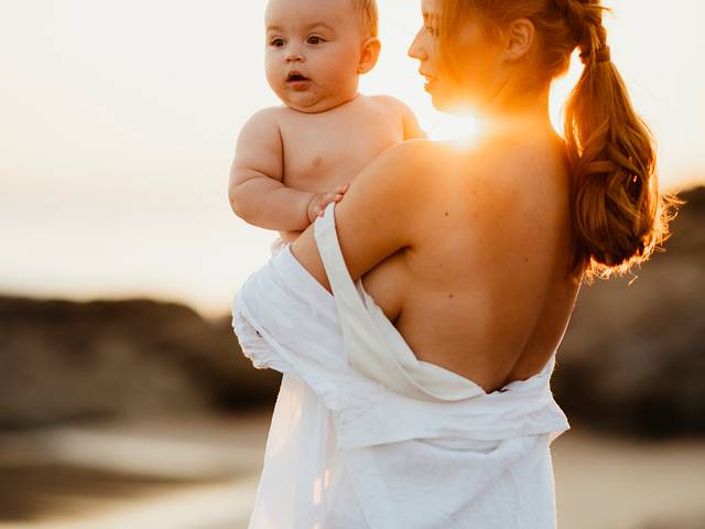 família de Mãe e filha bebé - fotos na praia