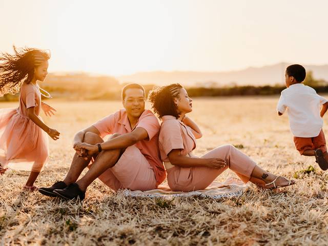 família de Sessão fotográfica em família na hora dourada.