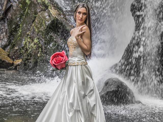 Trash de dress de Sessão Trash wedding dress  in cascata cabreia